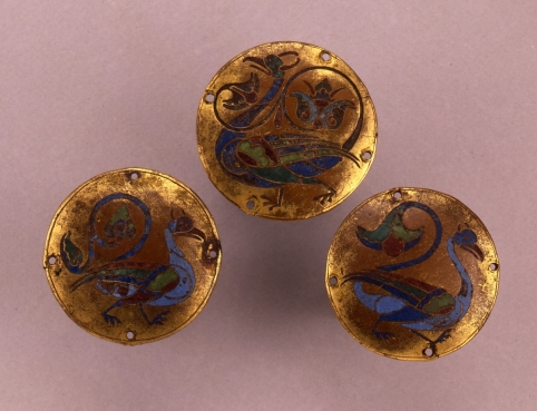 Trois médaillons à décor d’oiseaux fantastiques